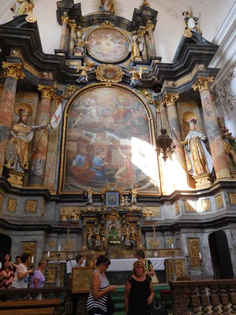 monumentální oltář v klášterském kostele